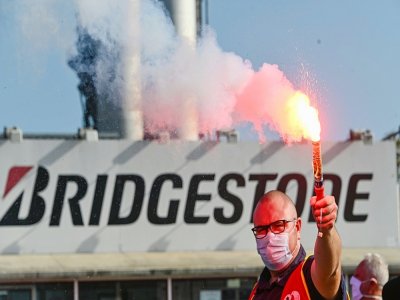 Un syndicaliste lors d'une manifestation contre la fermeture du site de Bridgestone à Béthune, le 17 septembre 2020 - DENIS CHARLET [AFP]