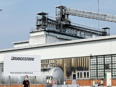 Un salarié sort de l'usine Bridgestone, à Béthune (Pas-de-Calais), le 16 septembre 2020 - DENIS CHARLET [AFP]