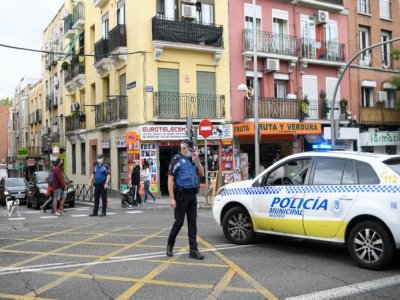 Des policiers bloquent une rue de Madrid, le 20 septembre 2020, pendant une manifestation contre les nouvelles restrictions destinées à enrayer la progression du nouveau coronavirus - OSCAR DEL POZO [AFP]