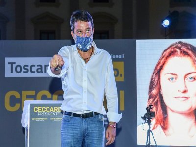 Le chef de la Ligue, Matteo Salvini, près d'une affiche de campagne de la candidate aux élections régionales en Toscane Susanna Ceccardi, le 18 septembre 2020 à Florence - Carlo BRESSAN [AFP]