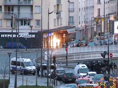 Image tirée d'une vidéo de l'AFPTV montrant l'assaut des forces spéciales de police contre le supermarché Hyper Cacher, le 9 janvier 2015 Portes de Vincennes, près de Paris - Gabrielle CHATELAIN [AFP/Archives]
