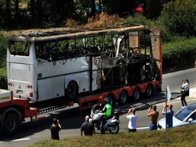 L'autocar endommagé par une explosion visant un groupe de touristes israéliens à l'aéroport de Bourgas en Bulgarie le 19 juillet 2012 - NIKOLAY DOYCHINOV [AFP]