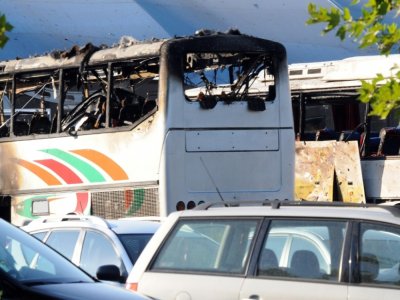 L'autocar endommagé par une explosion visant un groupe de touristes israéliens à l'aéroport de Bourgas en Bulgarie le 18 juillet 2012 - STR [BULFOTO/AFP/Archives]