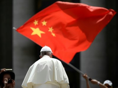 Un fidèle agite le drapeau chinois près du Pape François le 12 juin 2019 au Vatican - Filippo MONTEFORTE [AFP/Archives]