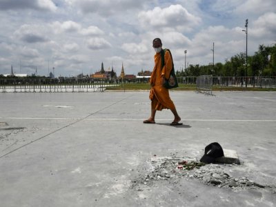 Un moine passe devant l'endroit où des manifestants pro-démocratie avaient fixé une "plaque du Peuple" le 20 septembre 2020 pour défier la monarchie thaïlandaise, qui a depuis été enlevée, le 21 septembre 2020 à Bangkok - Lillian SUWANRUMPHA [AFP]