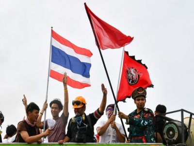 Des manifestants pro-démocratie saluent la foule depuis un camion lors d'une grande manifestation contre le pouvoir thaïlandais, le 19 septembre 2020 à Bangkok - Mladen ANTONOV [AFP]