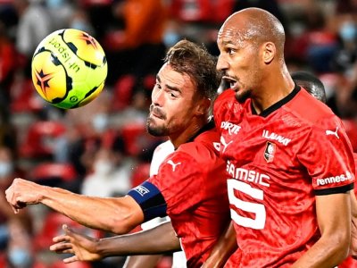 Le milieu de terrain international du Stade Rennais, Steven Nzonzi (droite), lors du match contre Monaco, le 19 septembre 2020 à Rennes - Damien Meyer [AFP]