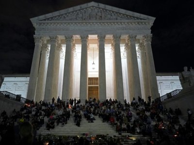 Hommage au pied de la Cour suprême à Washington DC à la juge Ruth Bader Ginsburg, le 18 septembre 2020 - ALEX EDELMAN [AFP]