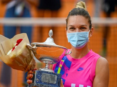 Simona Halep pose avec le trophée du tournoi de Rome le 21 septembre 2020 - Riccardo Antimiani [POOL/AFP]