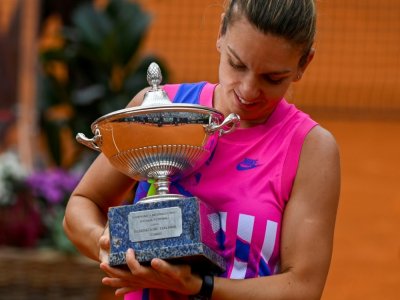 Simona Halep pose avec le trophée du tournoi de Rome le 21 septembre 2020 - Riccardo Antimiani [POOL/AFP]