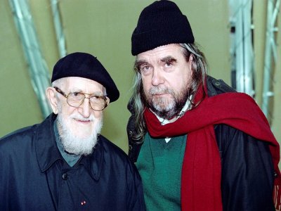 Michael Lonsdale (d) et l'Abbé Pierre, le 5 mars 1996 - PATRICK KOVARIK [AFP/Archives]