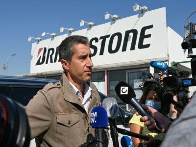 François Ruffin de La France Insoumise répond aux journalistes sur le site de l'usine Bridgestone à Béthune, le 21 septembre 2020 - DENIS CHARLET [AFP]