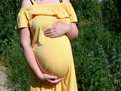 Olga, 26 ans, sert pour la deuxième fois de mère porteuse et attend des jumeaux pour le compte d'un couple chinois, à Sophiya Borshchagivka, près de Kiev le 12 juin 2020 - Sergei SUPINSKY [AFP/Archives]