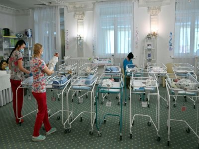Des infirmières s'occupent de nouveaux-nés parmi la centaine de bébés nés de mères porteuses bloqués en Ukraine par la pandémie, à l'Hôtel Venice à Kiev le 15 mai 2020 - SERGEI SUPINSKY [AFP/Archives]