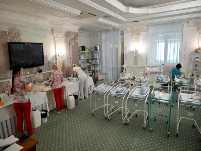 Des infirmières s'occupent de nouveaux-nés de mères porteuses à l'Hôtel Venice à Kiev le 15 mai 2020 - Sergei SUPINSKY [AFP/Archives]