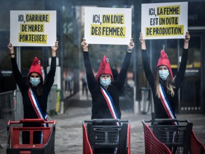 Manifestation contre la GPA du groupe militant français La Manif pour Tous le 5 septembre 2020 à Paris près d'un salon consacré aux technologies reproductives - STEPHANE DE SAKUTIN [AFP/Archives]