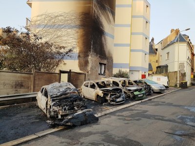 Treize voitures ont été incendiées au Havre, dans la nuit du lundi 21 au mardi 22 septembre : le rez-de-chaussée du centre maternel Azur a été endommagé, rue Émile-Encontre.