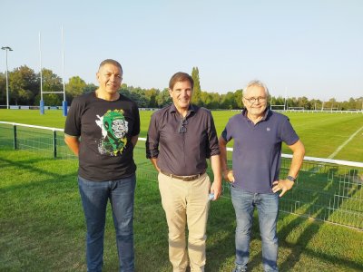 Jean-François Dreyer (à droite), responsable régional d'Ovale Ensemble, a organisé la venue de Florian Grill (au centre) et d'Abdellatif Benazzi (à gauche) au Stade du Chemin Vert à Caen. - Mathieu Marie