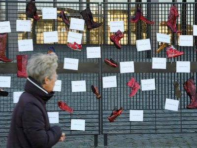 Des chaussures rouges accrochées aux grilles du tribunal de Nantes le 25 novembre 2017 pour dénoncer les agressions dont sont victimes les femmes - DAMIEN MEYER [AFP]