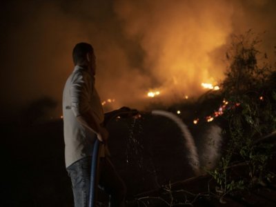 Un volontaire lutte contre un incendie près de la route Transpantaneira, le 13 septembre 2020 dans le Pantanal brésilien - Mauro PIMENTEL [AFP/Archives]
