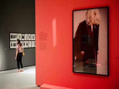Une visiteuse de l'exposition consacrée à la photographe américaine Cindy Sherman, le 17 septembre 2020 à la Fondation Louis Vuitton, à Paris - Martin BUREAU [AFP]