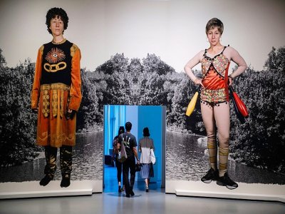 Des visiteurs de la rétrospective consacrée à la photographe américaine Cindy Sherman, le 17 septembre 2020 à la Fondation Louis Vuitton, à Paris - Martin BUREAU [AFP]