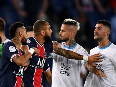 L'attaquant du Paris Saint-Germain Neymar et le défenseur de Marseille Alvaro Gonzalez séparés par le défenseur parisien Layvin Kurzawa lors du match de L1 entre les deux équipes au Parc de Princes stadium le 13 septembre 2020 - FRANCK FIFE [AFP/Archives]