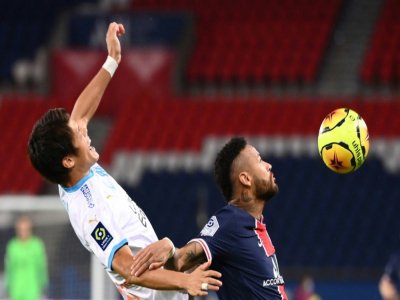 Le défenseur japonais de Marseille Hiroki Sakai à la lutte avec l'attaquant du Paris SG Neymar en L1 le 13 septembre 2020 au Parc des Princes - FRANCK FIFE [AFP/Archives]