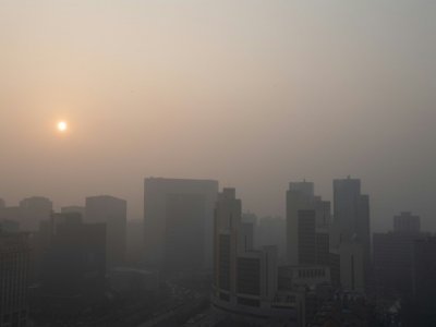Couché de soleil sur Pékin plongé dans une atmosphère polluée, le 18 ajnvier 2020 - NICOLAS ASFOURI [AFP/Archives]