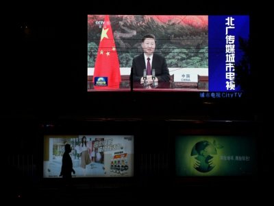 Le discours de Xi Jinping aux Nations unies, diffusé sur un écran géant à Pékin le 22 septembre 2020 - GREG BAKER [AFP]