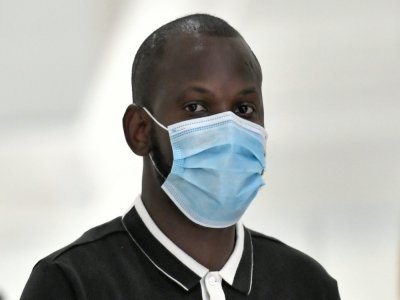 Lassana Bathily, l'employé de l'Hyper Cacher, qui a aidé des clients à se cacher dans une chambre froide, arrive au palais de justice de Paris, le 21 septembre 2020 - STEPHANE DE SAKUTIN [AFP]