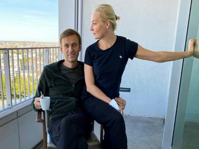 L'opposant russe Alexeï Navalny avec son épouse Ioulia, à l'hôpital de la Charité à Berlin. Photo postée sur son compte Instagram @navalny le 21 septembre 2020 - - [Instagram account @navalny/AFP]