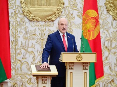 Le président bélarusse Alexandre Loukachenko prête serment pour un sixième mandat lors de sa cérémonie d'investiture, à Minsk le 23 septembre 2020 - Andrei STASEVICH [BELTA/AFP]