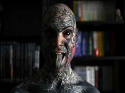 Sylvain Hélaine, "homme le plus tatoué de France" et instituteur, à son domicile de Palaiseau le 22 septembre 2020 - Christophe ARCHAMBAULT [AFP]