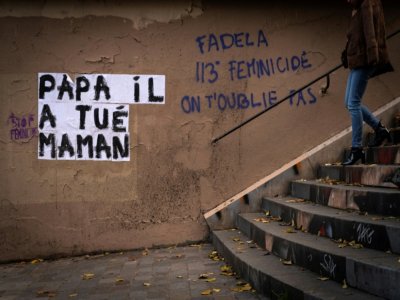 Une banderole "Papa a tué maman" collée sur un mur contre les violences faites aux femmes, le 25 novembre 2019 à Paris - Lionel BONAVENTURE [AFP/Archives]