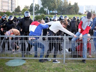 Des policiers arrêtent des manifestants lors d'un rassemblement contre la prestation de serment du président Alexandre Loukachenko, le 23 septembre 2020 à Minsk, au Bélarus - - [TUT.BY/AFP]