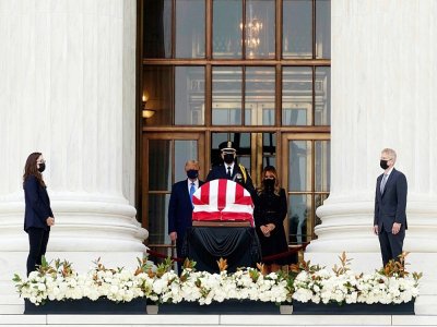 Le président américain Donald Trump et sa femme Melania se recueillent devant le cercueil de la juge progressiste de la Cour suprême Ruth Bader Ginsburg - ALEX EDELMAN [AFP]