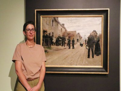 Louise Hallet, conservatrice au musée Thomas Henry de Cherbourg-en-Cotentin, devant son coup de cœur de l'exposition, signé August Hagborg, un peintre suédois. À voir jusqu'au 3 janvier.