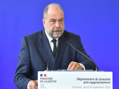 Le ministre de la Justice Eric Dupond-Moretti présente le bracelet anti-rapprochement, au tribunal de Pontoise, près de Paris, le 24 septembre 2020 - Alain JOCARD [AFP]