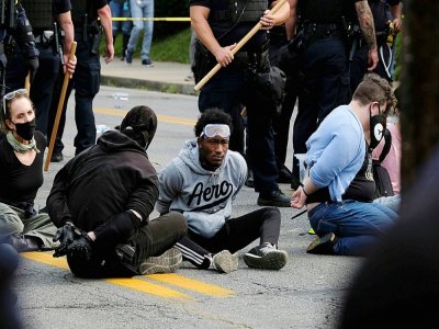 Des manifestants arrêtés à Louisville dans le Kentucky, le 23 septembre 2020 - Jeff Dean [AFP]