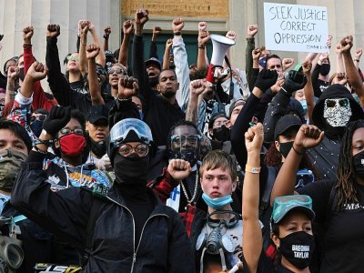 Des manifestants à Louisville, dans le Kentucky, le 24 septembre 2020 - Jeff Dean [AFP]