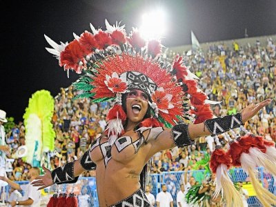 Une danseuse de l'école de samba Mocidade Independente de Padre Miguel dans le Sambodrome lors du carnaval de Rio de Janeiro, le 24 février 2020 - CARL DE SOUZA [AFP/Archives]