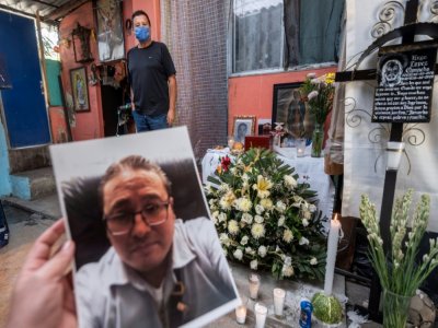 Une photo de l'aide-soignant Hugo Lopez Camacho, décédé du coronavirus, lors d'une cérémonie neuf jours après sa mort, le 24 mai 2020 à Mexico - PEDRO PARDO [AFP]