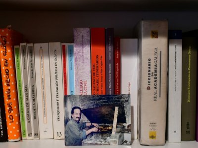 Une photo d'Oscar Farias, décédé à 81 ans du Covid-19, dans la bibliothèque de la maison de son fils Ruy, le 30 juin 2020 à Buenos Aires - RONALDO SCHEMIDT [AFP]