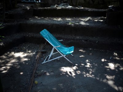 La chaise longue du photojournaliste salvadorien Franklin Rivera, décédé à 52 ans du Covid-19, dans la cour de sa maison à Ciudad Delgado, au Salvador, le 13 juillet 2020 - Yuri CORTEZ [AFP/Archives]