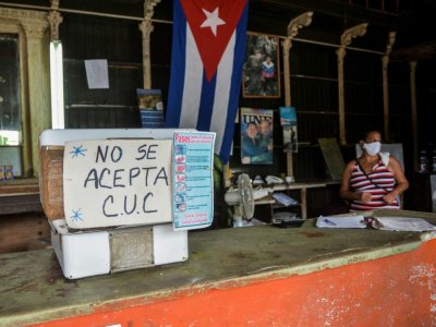Une affiche indique "Les CUC ne sont pas acceptés" dans une épicerie de La Havane, le 15 septembre 2020 à Cuba - YAMIL LAGE [AFP]