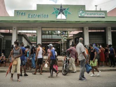 Des gens font la queue devant un magasin pour acheter de la nourriture, le 15 septembre 2020 à La Havane, à Cuba - YAMIL LAGE [AFP]