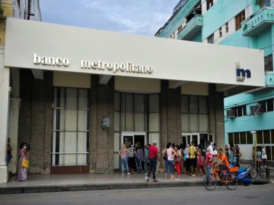 Des Cubains font la queue devant une banque pour changer de l'argent, le 14 septembre 2020 à La Havane - YAMIL LAGE [AFP]