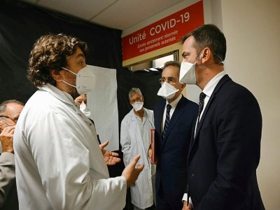 Le ministre de la Santé Olivier Véran en visite à l'hôpital de La Timone à Marseille, le 25 septembre 2020 - Christophe SIMON [POOL/AFP]