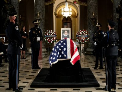 Hommage au Capitole devant la dépouille de la juge progressiste de la Cour suprême Ruth Bader Ginsburg, le 25 septembre 2020 à Washington - Erin SCHAFF [POOL/AFP]